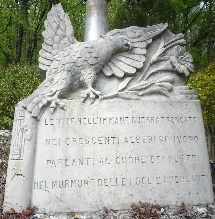 Aquila con simbolo fascista e iscrizione